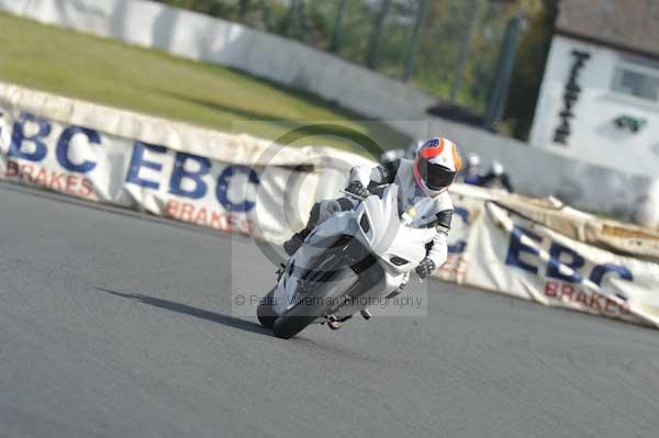 Mallory park Leicestershire;Mallory park photographs;Motorcycle action photographs;Trackday digital images;event digital images;eventdigitalimages;mallory park;no limits trackday;peter wileman photography;trackday;trackday photos