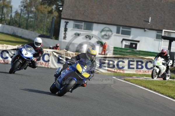 Mallory park Leicestershire;Mallory park photographs;Motorcycle action photographs;Trackday digital images;event digital images;eventdigitalimages;mallory park;no limits trackday;peter wileman photography;trackday;trackday photos