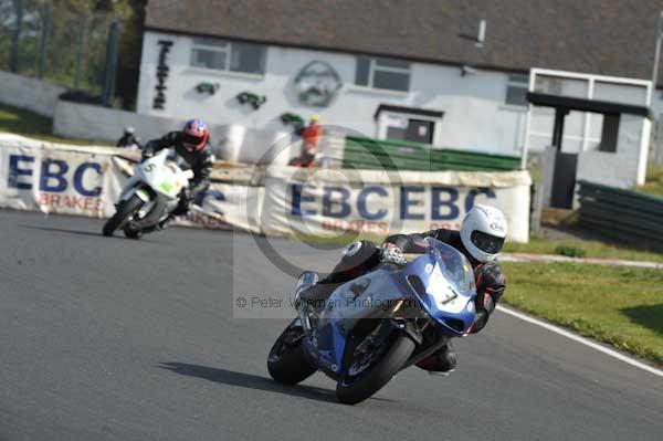 Mallory park Leicestershire;Mallory park photographs;Motorcycle action photographs;Trackday digital images;event digital images;eventdigitalimages;mallory park;no limits trackday;peter wileman photography;trackday;trackday photos