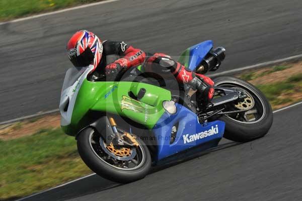 Mallory park Leicestershire;Mallory park photographs;Motorcycle action photographs;Trackday digital images;event digital images;eventdigitalimages;mallory park;no limits trackday;peter wileman photography;trackday;trackday photos