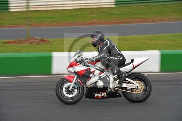 Mallory park Leicestershire;Mallory park photographs;Motorcycle action photographs;Trackday digital images;event digital images;eventdigitalimages;mallory park;no limits trackday;peter wileman photography;trackday;trackday photos