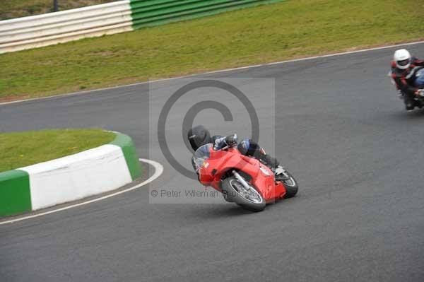 Mallory park Leicestershire;Mallory park photographs;Motorcycle action photographs;Trackday digital images;event digital images;eventdigitalimages;mallory park;no limits trackday;peter wileman photography;trackday;trackday photos