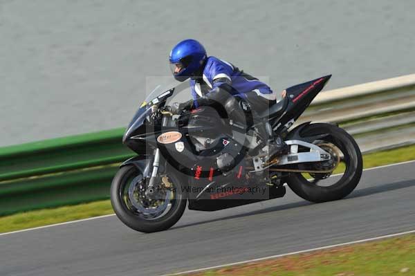 Mallory park Leicestershire;Mallory park photographs;Motorcycle action photographs;Trackday digital images;event digital images;eventdigitalimages;mallory park;no limits trackday;peter wileman photography;trackday;trackday photos