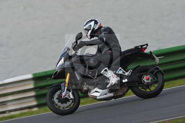 Mallory park Leicestershire;Mallory park photographs;Motorcycle action photographs;Trackday digital images;event digital images;eventdigitalimages;mallory park;no limits trackday;peter wileman photography;trackday;trackday photos