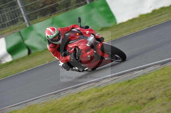 Mallory park Leicestershire;Mallory park photographs;Motorcycle action photographs;Trackday digital images;event digital images;eventdigitalimages;mallory park;no limits trackday;peter wileman photography;trackday;trackday photos
