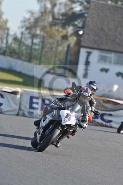 Mallory park Leicestershire;Mallory park photographs;Motorcycle action photographs;event digital images;eventdigitalimages;mallory park;no limits trackday;peter wileman photography;trackday;trackday digital images;trackday photos