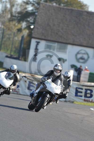 Mallory park Leicestershire;Mallory park photographs;Motorcycle action photographs;event digital images;eventdigitalimages;mallory park;no limits trackday;peter wileman photography;trackday;trackday digital images;trackday photos