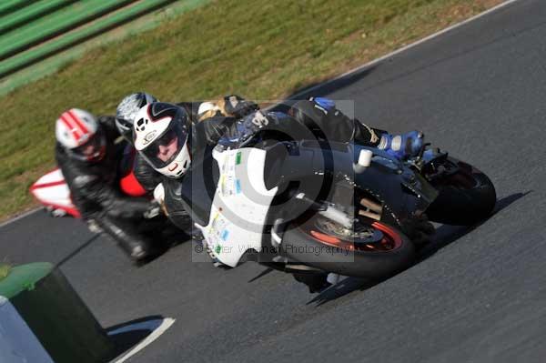 Mallory park Leicestershire;Mallory park photographs;Motorcycle action photographs;event digital images;eventdigitalimages;mallory park;no limits trackday;peter wileman photography;trackday;trackday digital images;trackday photos