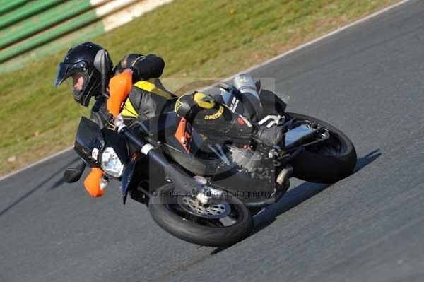 Mallory park Leicestershire;Mallory park photographs;Motorcycle action photographs;event digital images;eventdigitalimages;mallory park;no limits trackday;peter wileman photography;trackday;trackday digital images;trackday photos