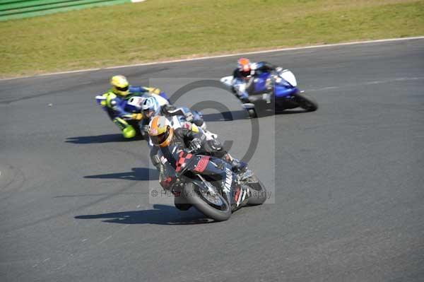 Mallory park Leicestershire;Mallory park photographs;Motorcycle action photographs;event digital images;eventdigitalimages;mallory park;no limits trackday;peter wileman photography;trackday;trackday digital images;trackday photos