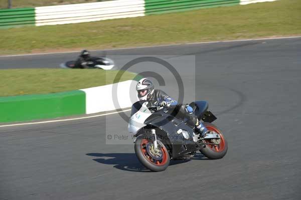 Mallory park Leicestershire;Mallory park photographs;Motorcycle action photographs;event digital images;eventdigitalimages;mallory park;no limits trackday;peter wileman photography;trackday;trackday digital images;trackday photos