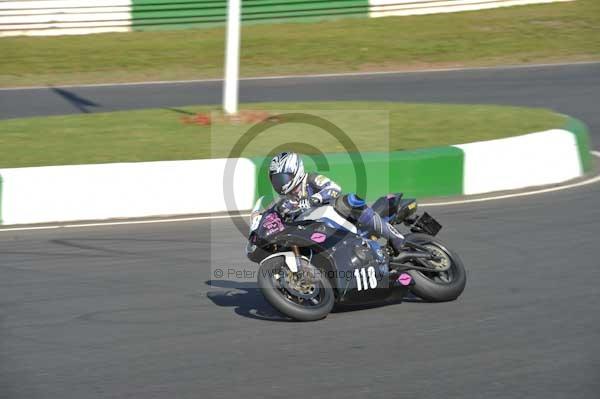 Mallory park Leicestershire;Mallory park photographs;Motorcycle action photographs;event digital images;eventdigitalimages;mallory park;no limits trackday;peter wileman photography;trackday;trackday digital images;trackday photos