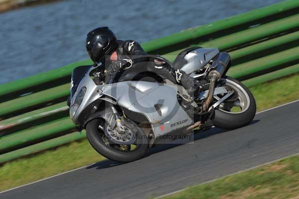 Mallory park Leicestershire;Mallory park photographs;Motorcycle action photographs;event digital images;eventdigitalimages;mallory park;no limits trackday;peter wileman photography;trackday;trackday digital images;trackday photos