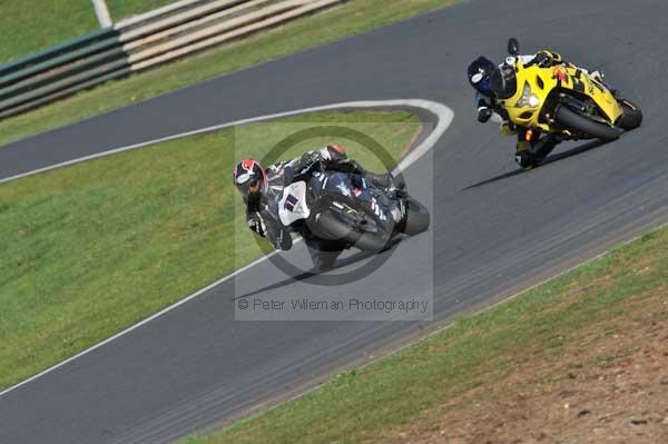 Mallory park Leicestershire;Mallory park photographs;Motorcycle action photographs;event digital images;eventdigitalimages;mallory park;no limits trackday;peter wileman photography;trackday;trackday digital images;trackday photos