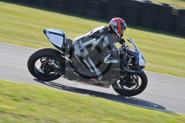 Mallory park Leicestershire;Mallory park photographs;Motorcycle action photographs;event digital images;eventdigitalimages;mallory park;no limits trackday;peter wileman photography;trackday;trackday digital images;trackday photos