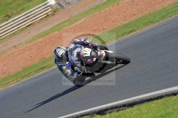 Mallory park Leicestershire;Mallory park photographs;Motorcycle action photographs;event digital images;eventdigitalimages;mallory park;no limits trackday;peter wileman photography;trackday;trackday digital images;trackday photos
