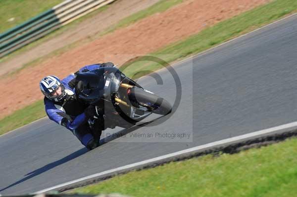 Mallory park Leicestershire;Mallory park photographs;Motorcycle action photographs;event digital images;eventdigitalimages;mallory park;no limits trackday;peter wileman photography;trackday;trackday digital images;trackday photos