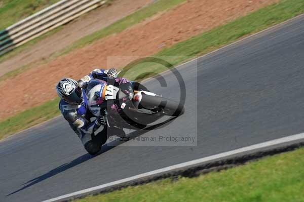 Mallory park Leicestershire;Mallory park photographs;Motorcycle action photographs;event digital images;eventdigitalimages;mallory park;no limits trackday;peter wileman photography;trackday;trackday digital images;trackday photos