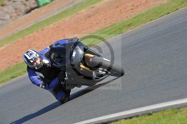 Mallory park Leicestershire;Mallory park photographs;Motorcycle action photographs;event digital images;eventdigitalimages;mallory park;no limits trackday;peter wileman photography;trackday;trackday digital images;trackday photos