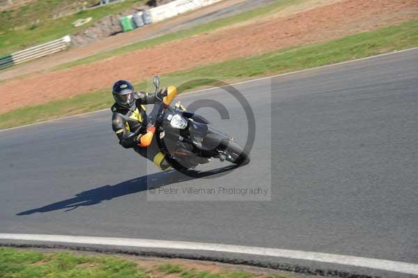 Mallory park Leicestershire;Mallory park photographs;Motorcycle action photographs;event digital images;eventdigitalimages;mallory park;no limits trackday;peter wileman photography;trackday;trackday digital images;trackday photos