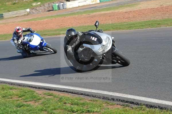 Mallory park Leicestershire;Mallory park photographs;Motorcycle action photographs;event digital images;eventdigitalimages;mallory park;no limits trackday;peter wileman photography;trackday;trackday digital images;trackday photos