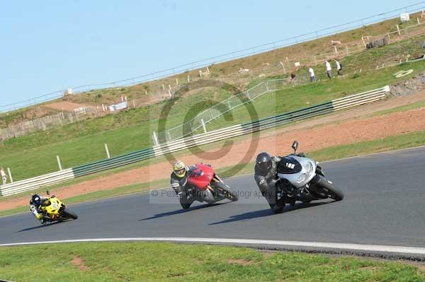 Mallory park Leicestershire;Mallory park photographs;Motorcycle action photographs;event digital images;eventdigitalimages;mallory park;no limits trackday;peter wileman photography;trackday;trackday digital images;trackday photos