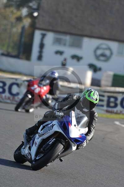 Mallory park Leicestershire;Mallory park photographs;Motorcycle action photographs;event digital images;eventdigitalimages;mallory park;no limits trackday;peter wileman photography;trackday;trackday digital images;trackday photos