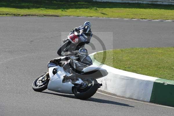 Mallory park Leicestershire;Mallory park photographs;Motorcycle action photographs;event digital images;eventdigitalimages;mallory park;no limits trackday;peter wileman photography;trackday;trackday digital images;trackday photos