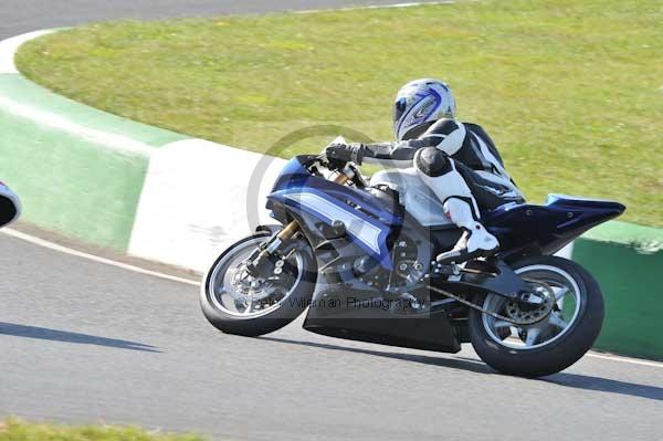 Mallory park Leicestershire;Mallory park photographs;Motorcycle action photographs;event digital images;eventdigitalimages;mallory park;no limits trackday;peter wileman photography;trackday;trackday digital images;trackday photos