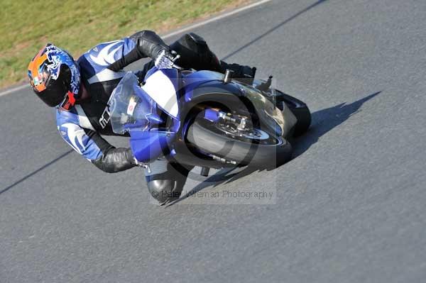 Mallory park Leicestershire;Mallory park photographs;Motorcycle action photographs;event digital images;eventdigitalimages;mallory park;no limits trackday;peter wileman photography;trackday;trackday digital images;trackday photos
