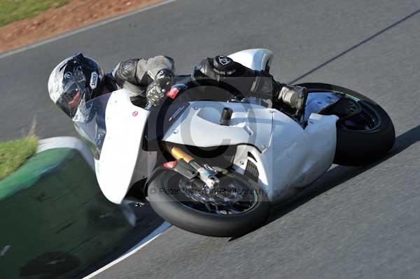 Mallory park Leicestershire;Mallory park photographs;Motorcycle action photographs;event digital images;eventdigitalimages;mallory park;no limits trackday;peter wileman photography;trackday;trackday digital images;trackday photos