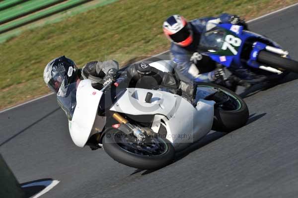 Mallory park Leicestershire;Mallory park photographs;Motorcycle action photographs;event digital images;eventdigitalimages;mallory park;no limits trackday;peter wileman photography;trackday;trackday digital images;trackday photos
