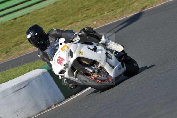 Mallory park Leicestershire;Mallory park photographs;Motorcycle action photographs;event digital images;eventdigitalimages;mallory park;no limits trackday;peter wileman photography;trackday;trackday digital images;trackday photos