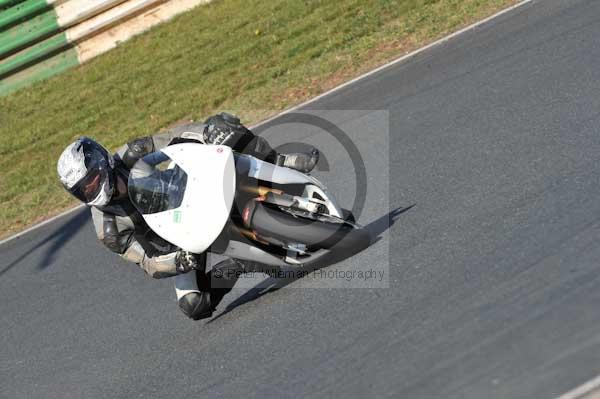Mallory park Leicestershire;Mallory park photographs;Motorcycle action photographs;event digital images;eventdigitalimages;mallory park;no limits trackday;peter wileman photography;trackday;trackday digital images;trackday photos