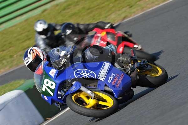 Mallory park Leicestershire;Mallory park photographs;Motorcycle action photographs;event digital images;eventdigitalimages;mallory park;no limits trackday;peter wileman photography;trackday;trackday digital images;trackday photos