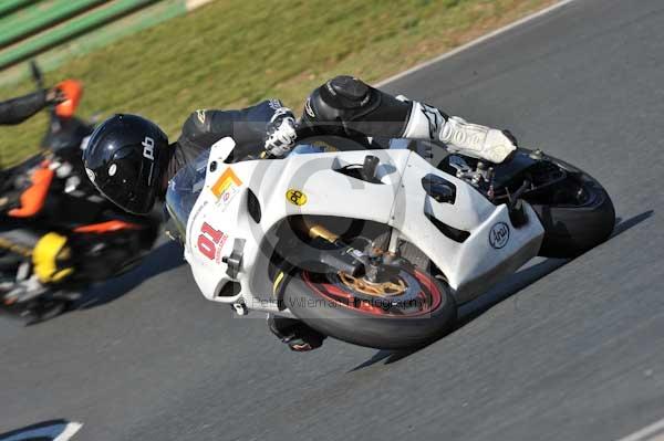 Mallory park Leicestershire;Mallory park photographs;Motorcycle action photographs;event digital images;eventdigitalimages;mallory park;no limits trackday;peter wileman photography;trackday;trackday digital images;trackday photos