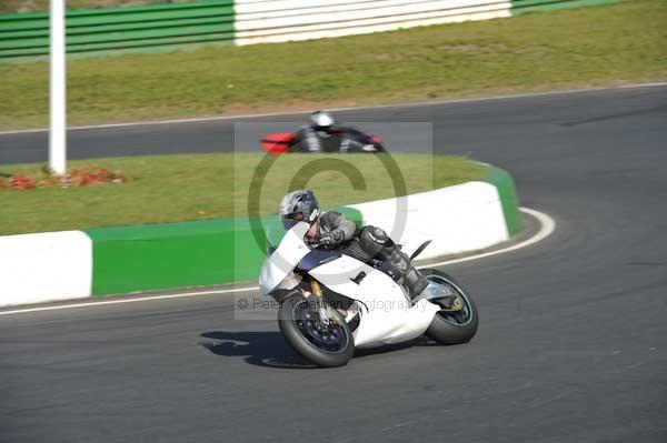 Mallory park Leicestershire;Mallory park photographs;Motorcycle action photographs;event digital images;eventdigitalimages;mallory park;no limits trackday;peter wileman photography;trackday;trackday digital images;trackday photos