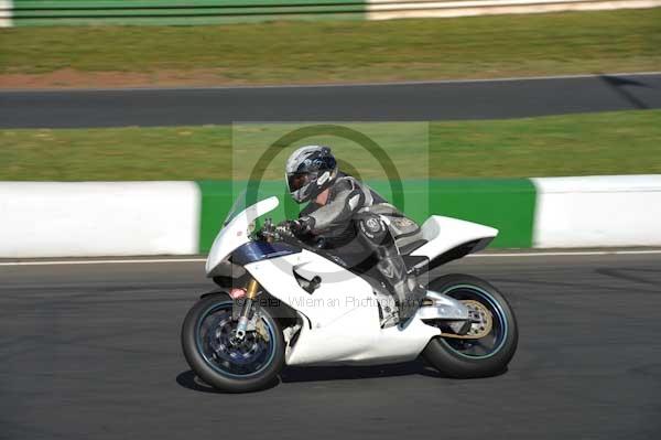 Mallory park Leicestershire;Mallory park photographs;Motorcycle action photographs;event digital images;eventdigitalimages;mallory park;no limits trackday;peter wileman photography;trackday;trackday digital images;trackday photos