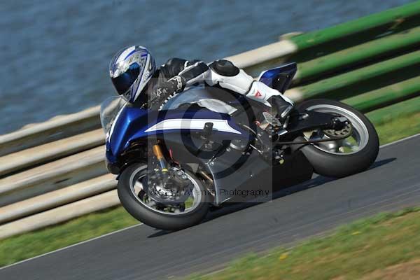 Mallory park Leicestershire;Mallory park photographs;Motorcycle action photographs;event digital images;eventdigitalimages;mallory park;no limits trackday;peter wileman photography;trackday;trackday digital images;trackday photos