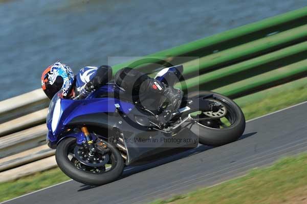 Mallory park Leicestershire;Mallory park photographs;Motorcycle action photographs;event digital images;eventdigitalimages;mallory park;no limits trackday;peter wileman photography;trackday;trackday digital images;trackday photos
