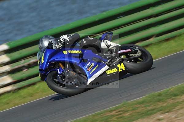 Mallory park Leicestershire;Mallory park photographs;Motorcycle action photographs;event digital images;eventdigitalimages;mallory park;no limits trackday;peter wileman photography;trackday;trackday digital images;trackday photos