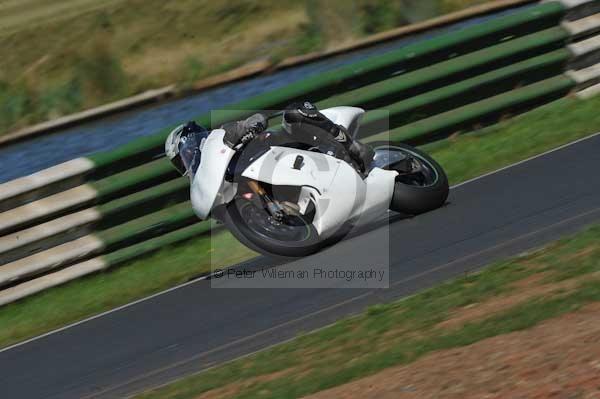 Mallory park Leicestershire;Mallory park photographs;Motorcycle action photographs;event digital images;eventdigitalimages;mallory park;no limits trackday;peter wileman photography;trackday;trackday digital images;trackday photos