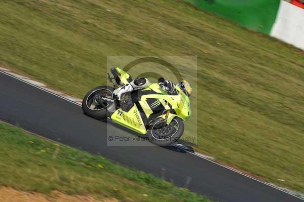 Mallory park Leicestershire;Mallory park photographs;Motorcycle action photographs;event digital images;eventdigitalimages;mallory park;no limits trackday;peter wileman photography;trackday;trackday digital images;trackday photos