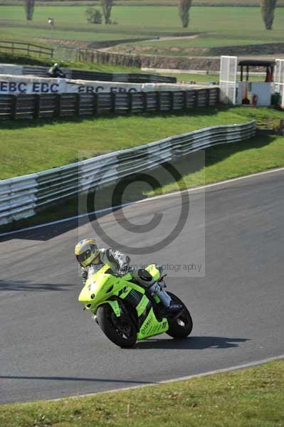 Mallory park Leicestershire;Mallory park photographs;Motorcycle action photographs;event digital images;eventdigitalimages;mallory park;no limits trackday;peter wileman photography;trackday;trackday digital images;trackday photos