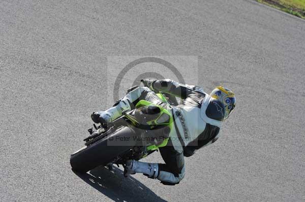 Mallory park Leicestershire;Mallory park photographs;Motorcycle action photographs;event digital images;eventdigitalimages;mallory park;no limits trackday;peter wileman photography;trackday;trackday digital images;trackday photos