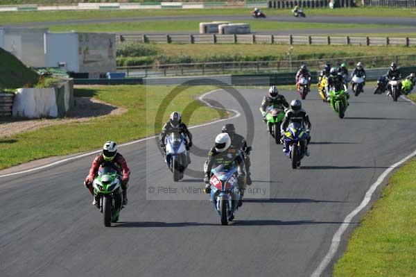 Mallory park Leicestershire;Mallory park photographs;Motorcycle action photographs;event digital images;eventdigitalimages;mallory park;no limits trackday;peter wileman photography;trackday;trackday digital images;trackday photos