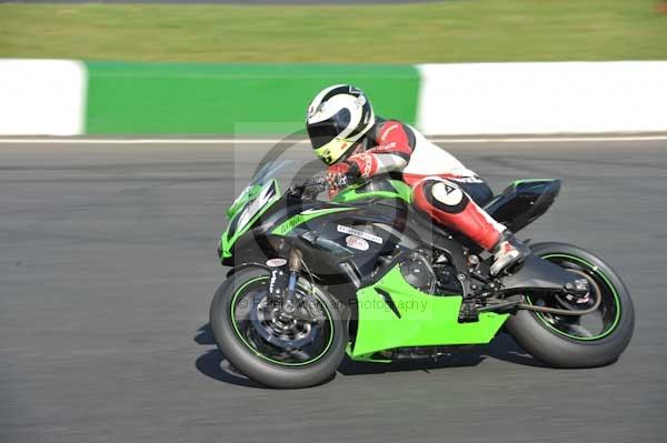 Mallory park Leicestershire;Mallory park photographs;Motorcycle action photographs;event digital images;eventdigitalimages;mallory park;no limits trackday;peter wileman photography;trackday;trackday digital images;trackday photos