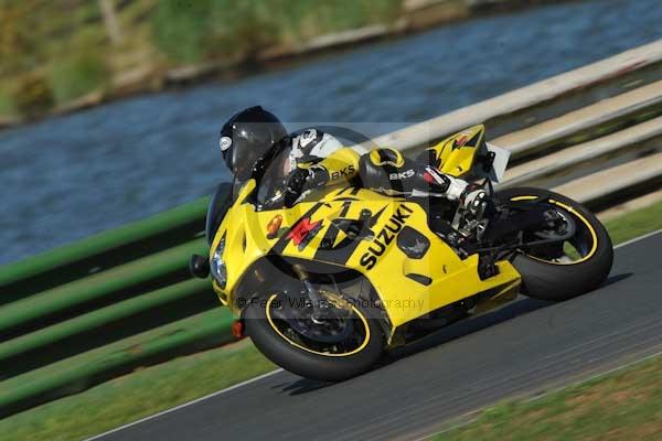 Mallory park Leicestershire;Mallory park photographs;Motorcycle action photographs;event digital images;eventdigitalimages;mallory park;no limits trackday;peter wileman photography;trackday;trackday digital images;trackday photos