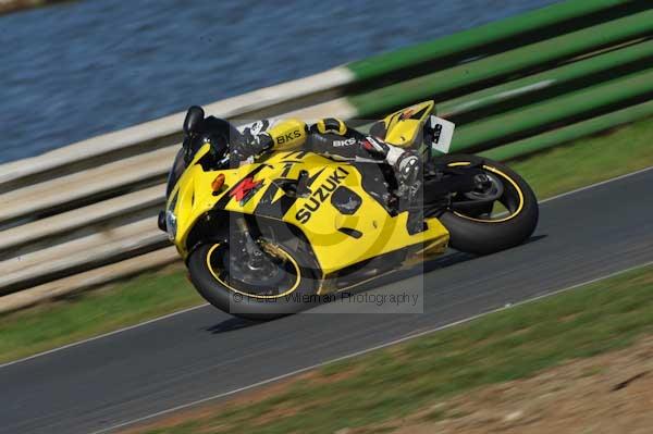 Mallory park Leicestershire;Mallory park photographs;Motorcycle action photographs;event digital images;eventdigitalimages;mallory park;no limits trackday;peter wileman photography;trackday;trackday digital images;trackday photos