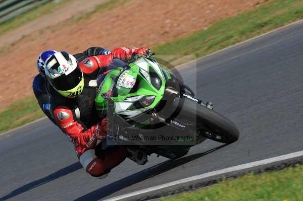 Mallory park Leicestershire;Mallory park photographs;Motorcycle action photographs;event digital images;eventdigitalimages;mallory park;no limits trackday;peter wileman photography;trackday;trackday digital images;trackday photos